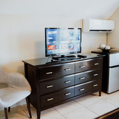 Shangri-La Boutique Bed & Breakfast West Bay Екстериор снимка