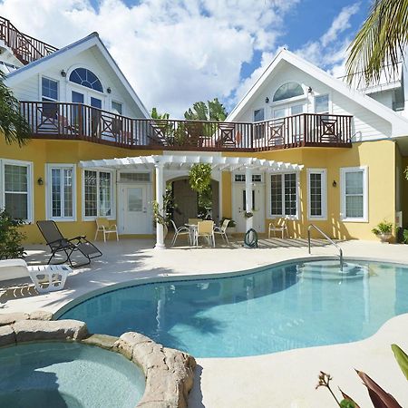 Shangri-La Boutique Bed & Breakfast West Bay Екстериор снимка