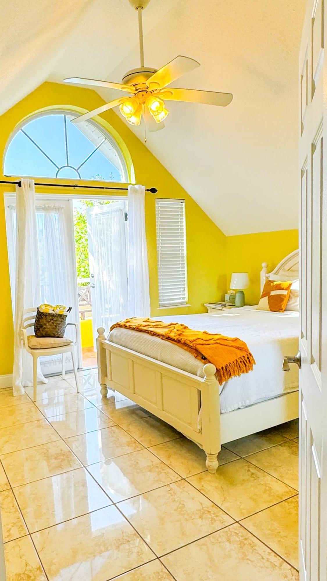 Shangri-La Boutique Bed & Breakfast West Bay Екстериор снимка