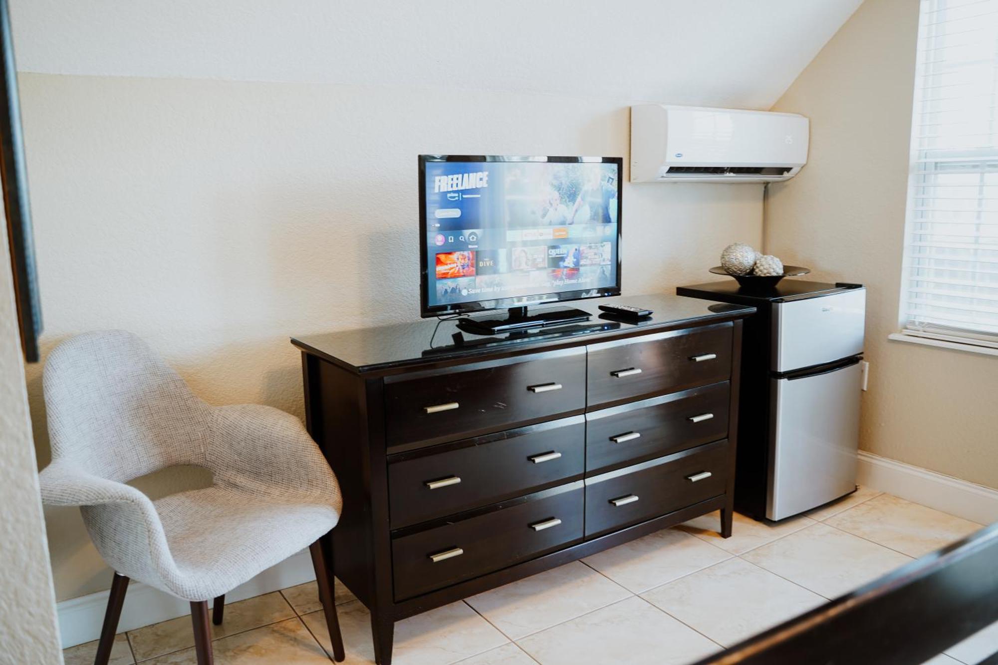 Shangri-La Boutique Bed & Breakfast West Bay Екстериор снимка