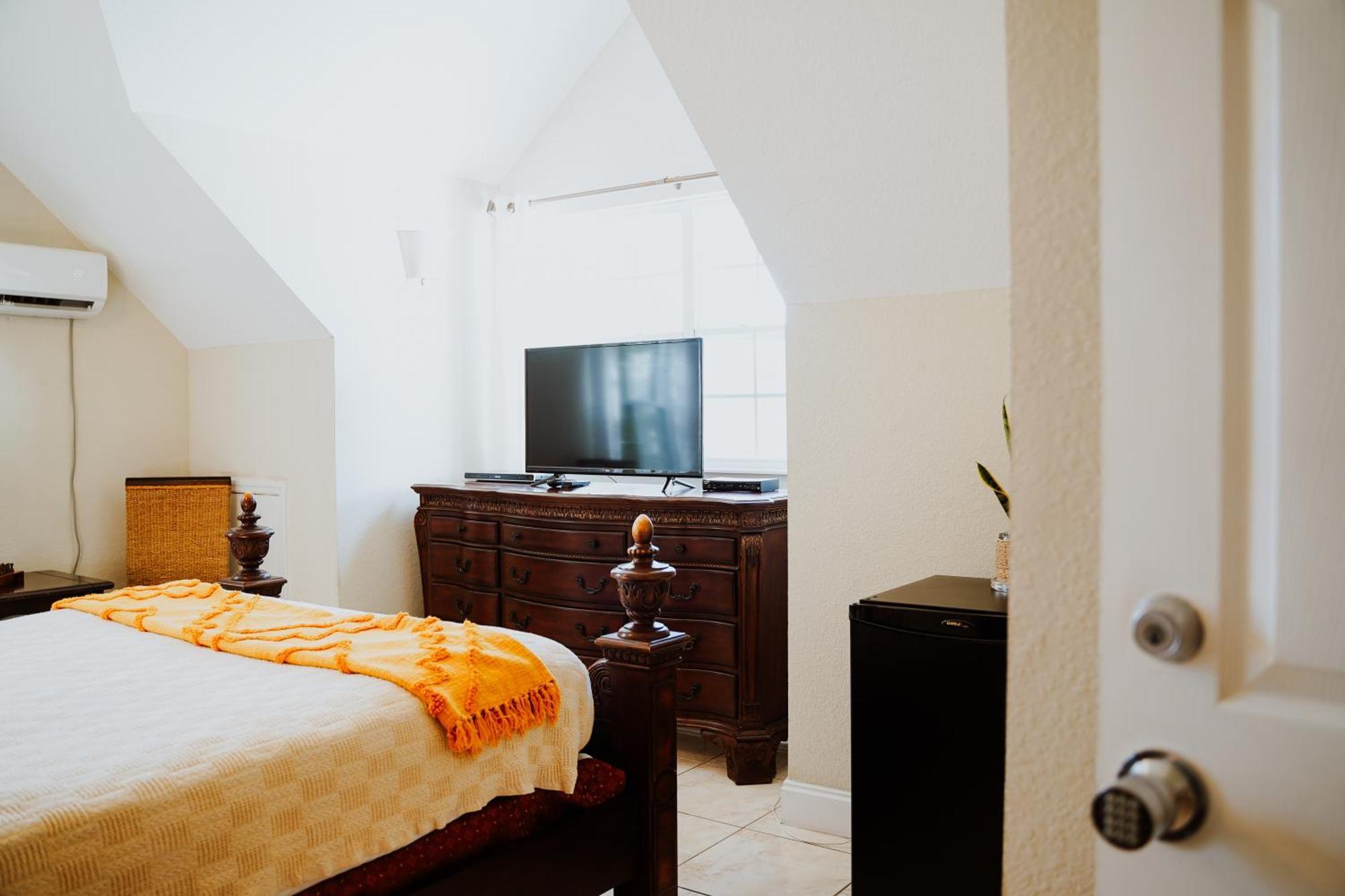 Shangri-La Boutique Bed & Breakfast West Bay Екстериор снимка