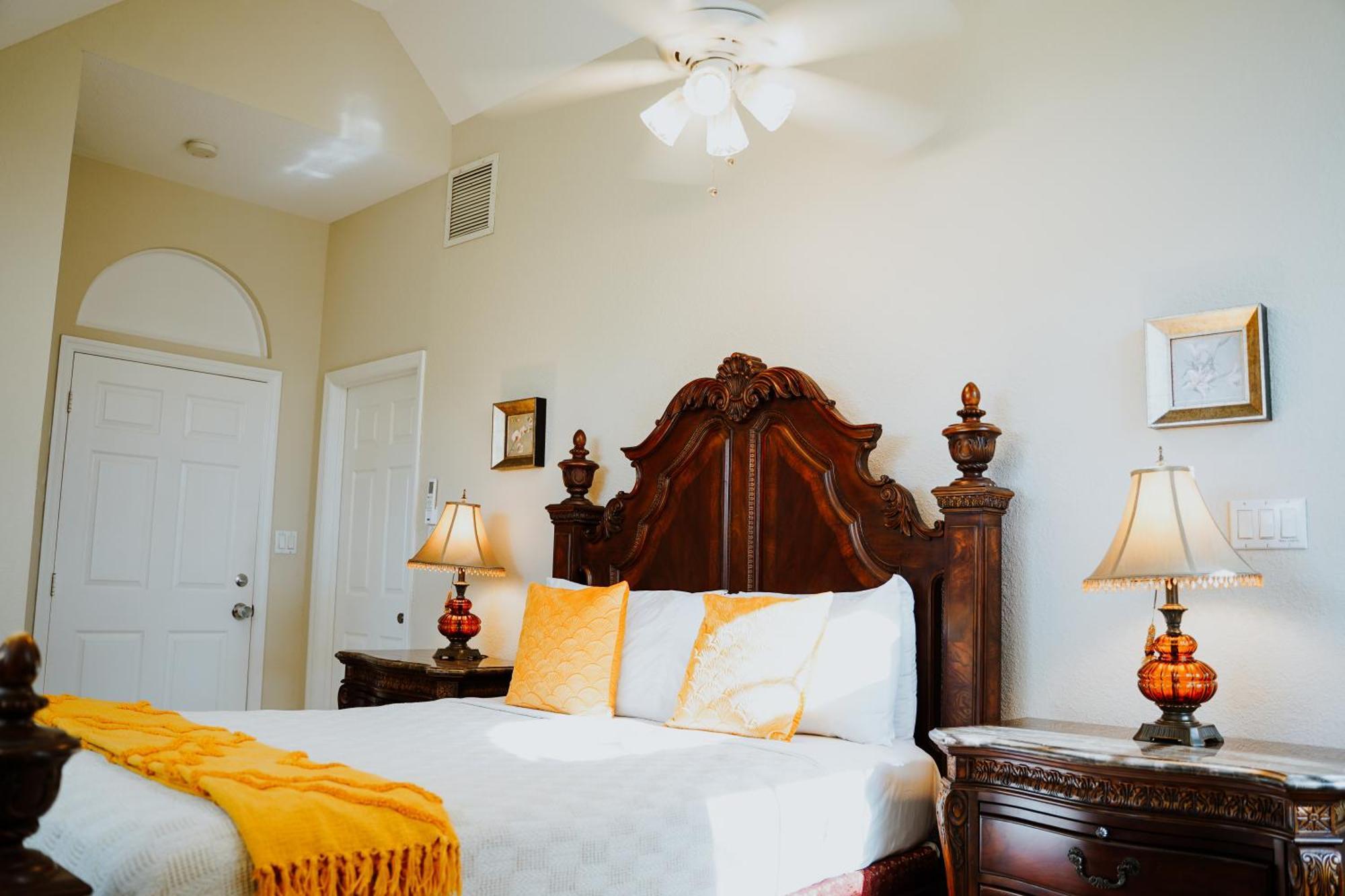 Shangri-La Boutique Bed & Breakfast West Bay Екстериор снимка