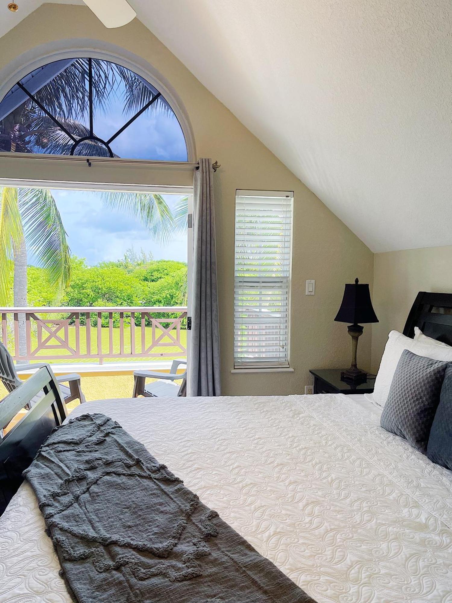 Shangri-La Boutique Bed & Breakfast West Bay Екстериор снимка
