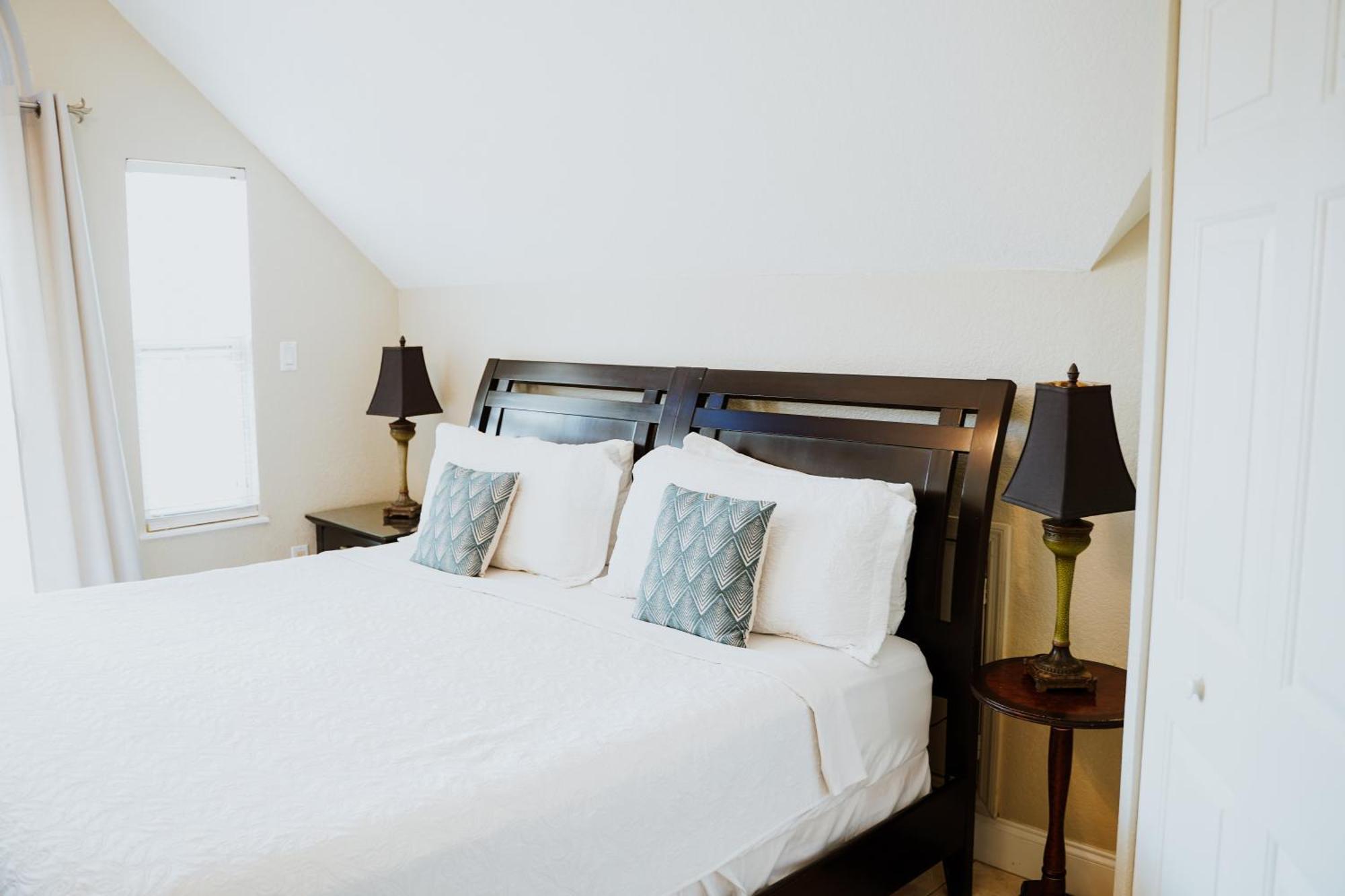 Shangri-La Boutique Bed & Breakfast West Bay Екстериор снимка