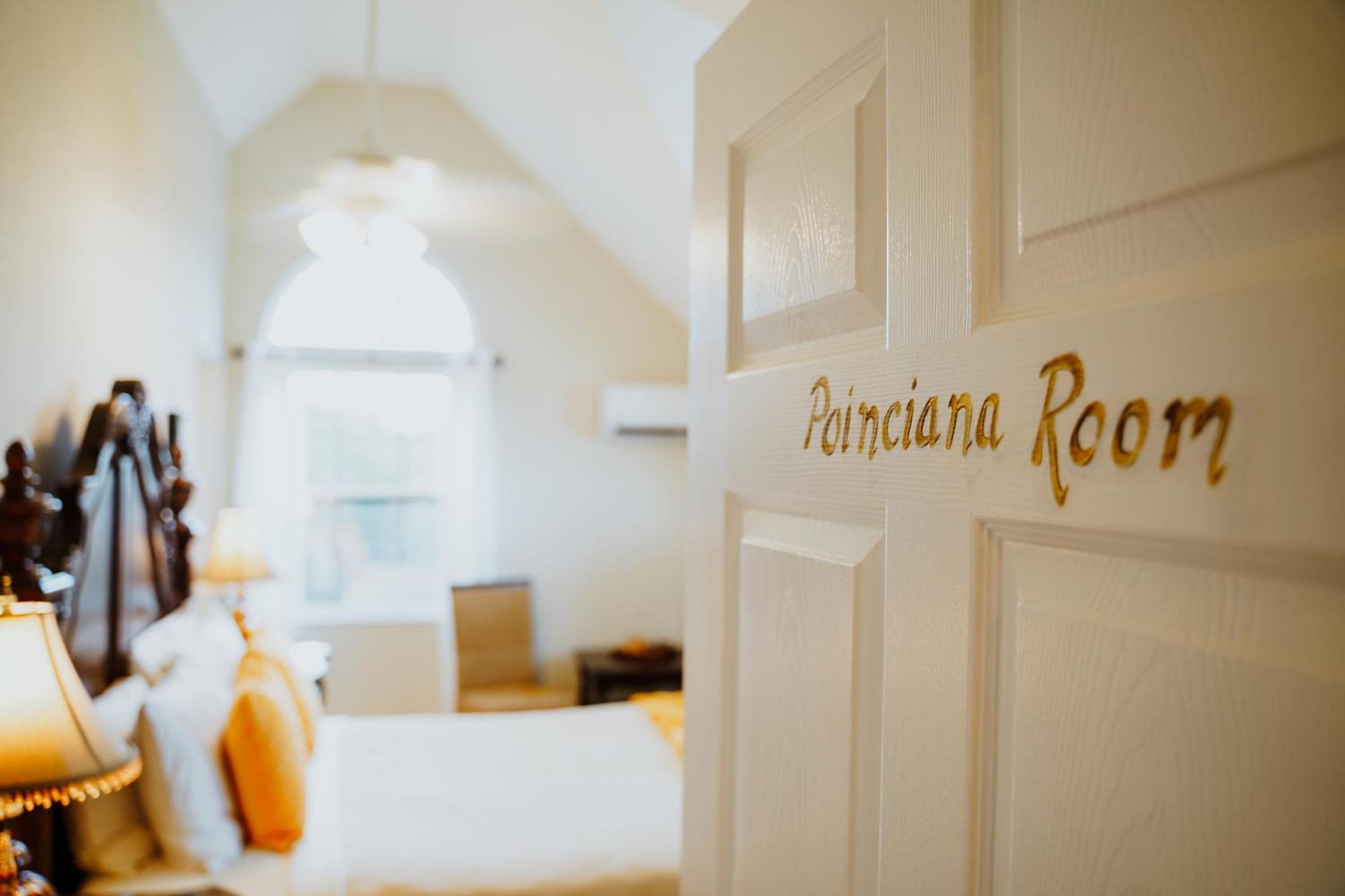 Shangri-La Boutique Bed & Breakfast West Bay Екстериор снимка