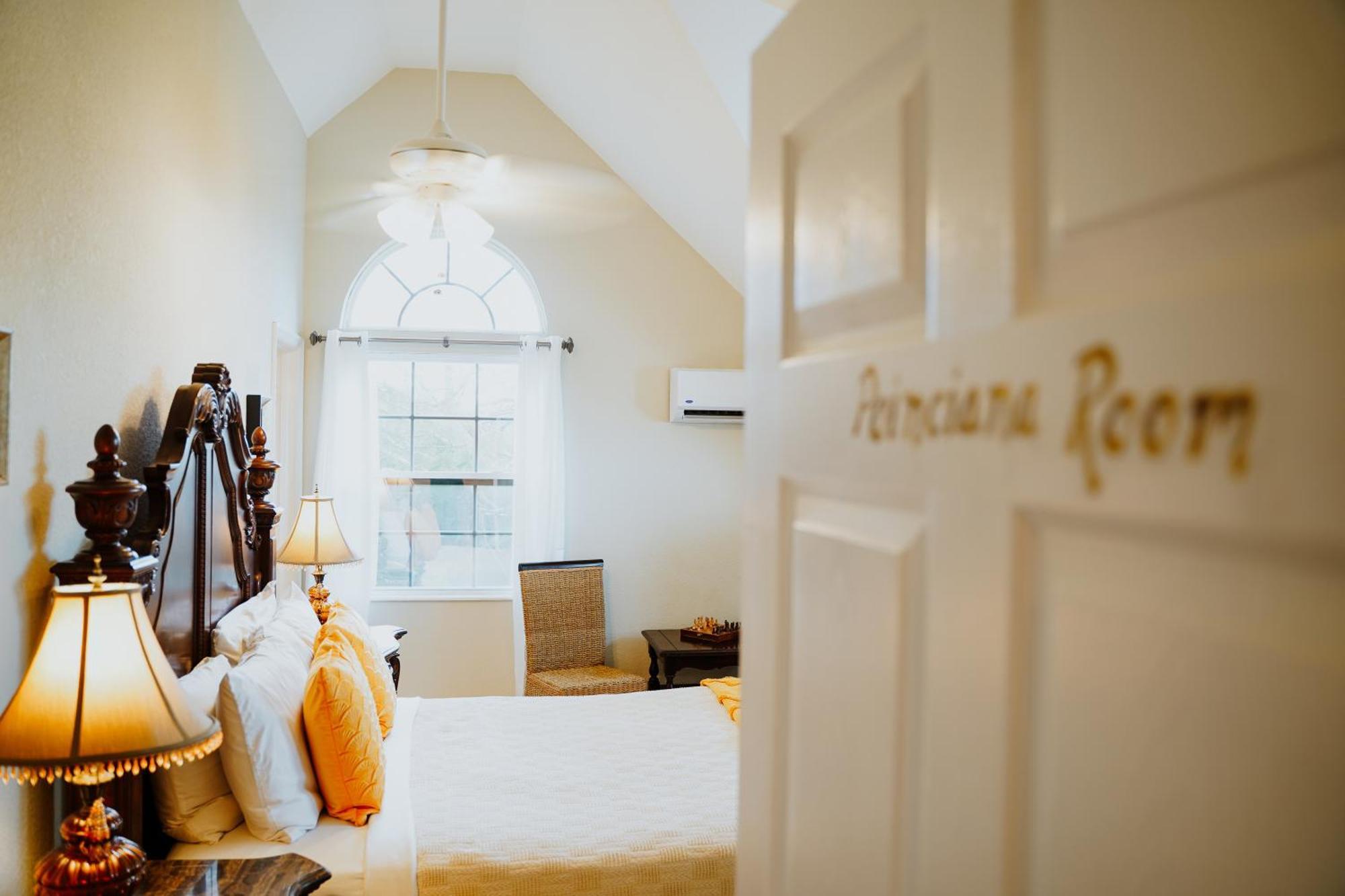 Shangri-La Boutique Bed & Breakfast West Bay Екстериор снимка