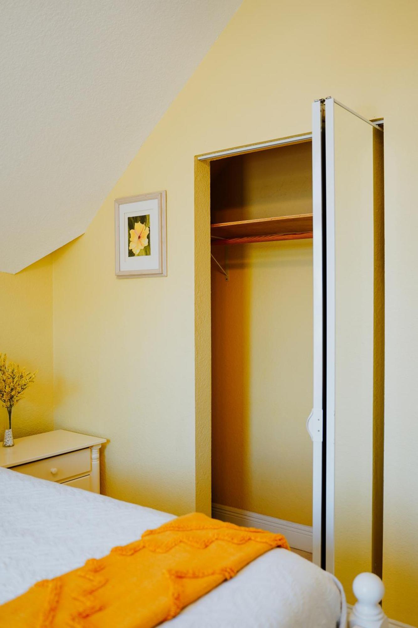 Shangri-La Boutique Bed & Breakfast West Bay Екстериор снимка