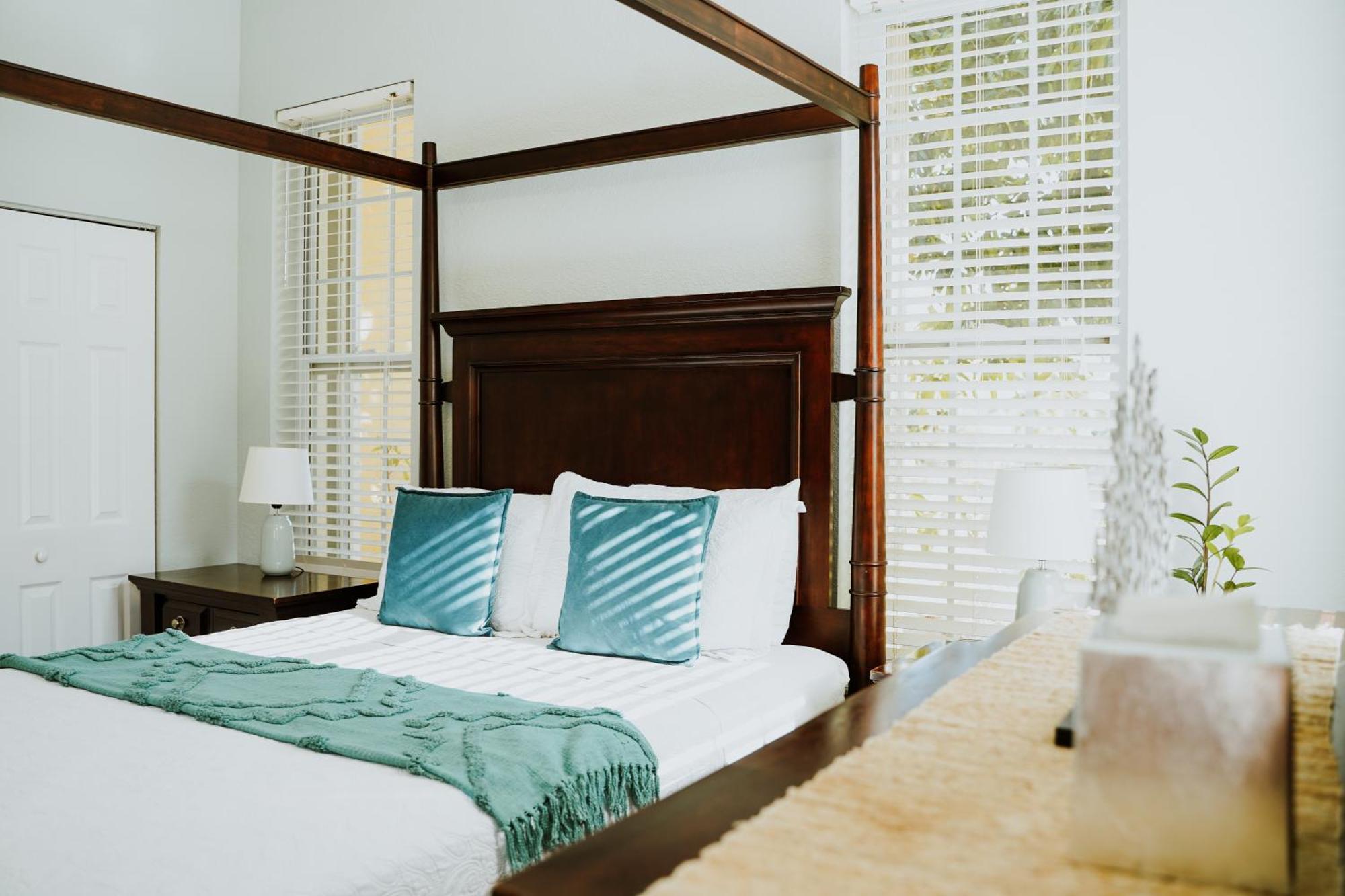 Shangri-La Boutique Bed & Breakfast West Bay Екстериор снимка