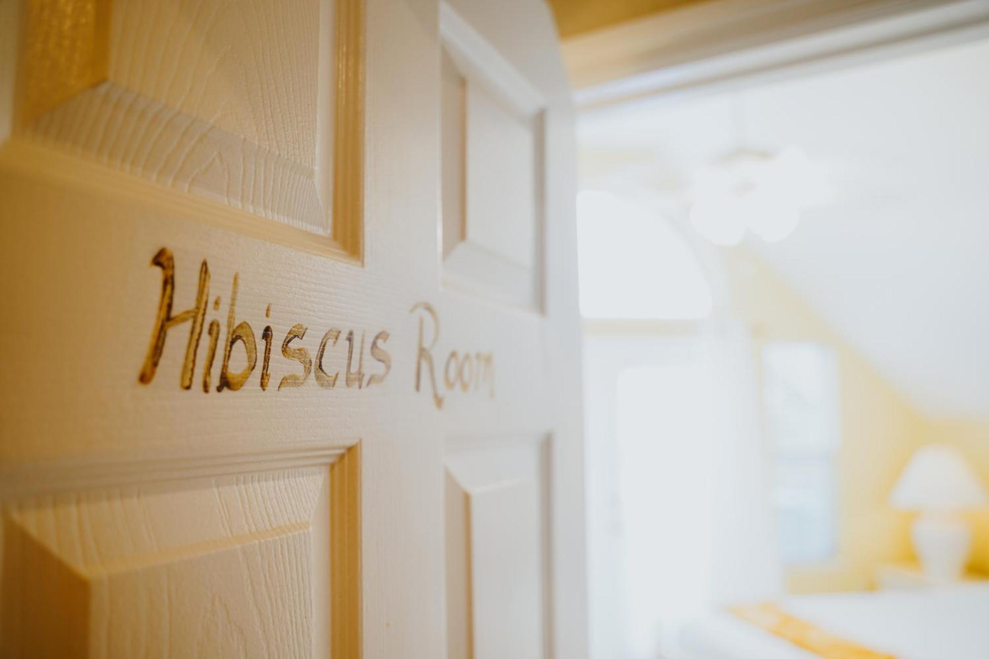 Shangri-La Boutique Bed & Breakfast West Bay Екстериор снимка