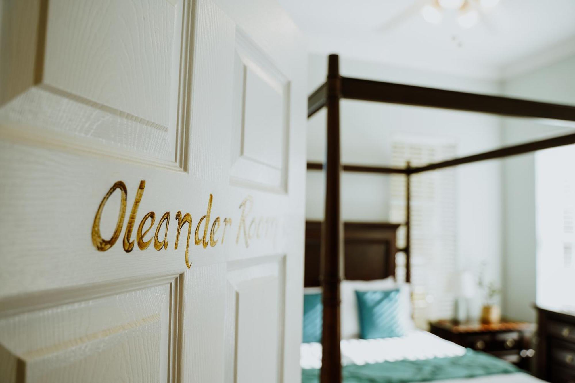 Shangri-La Boutique Bed & Breakfast West Bay Екстериор снимка