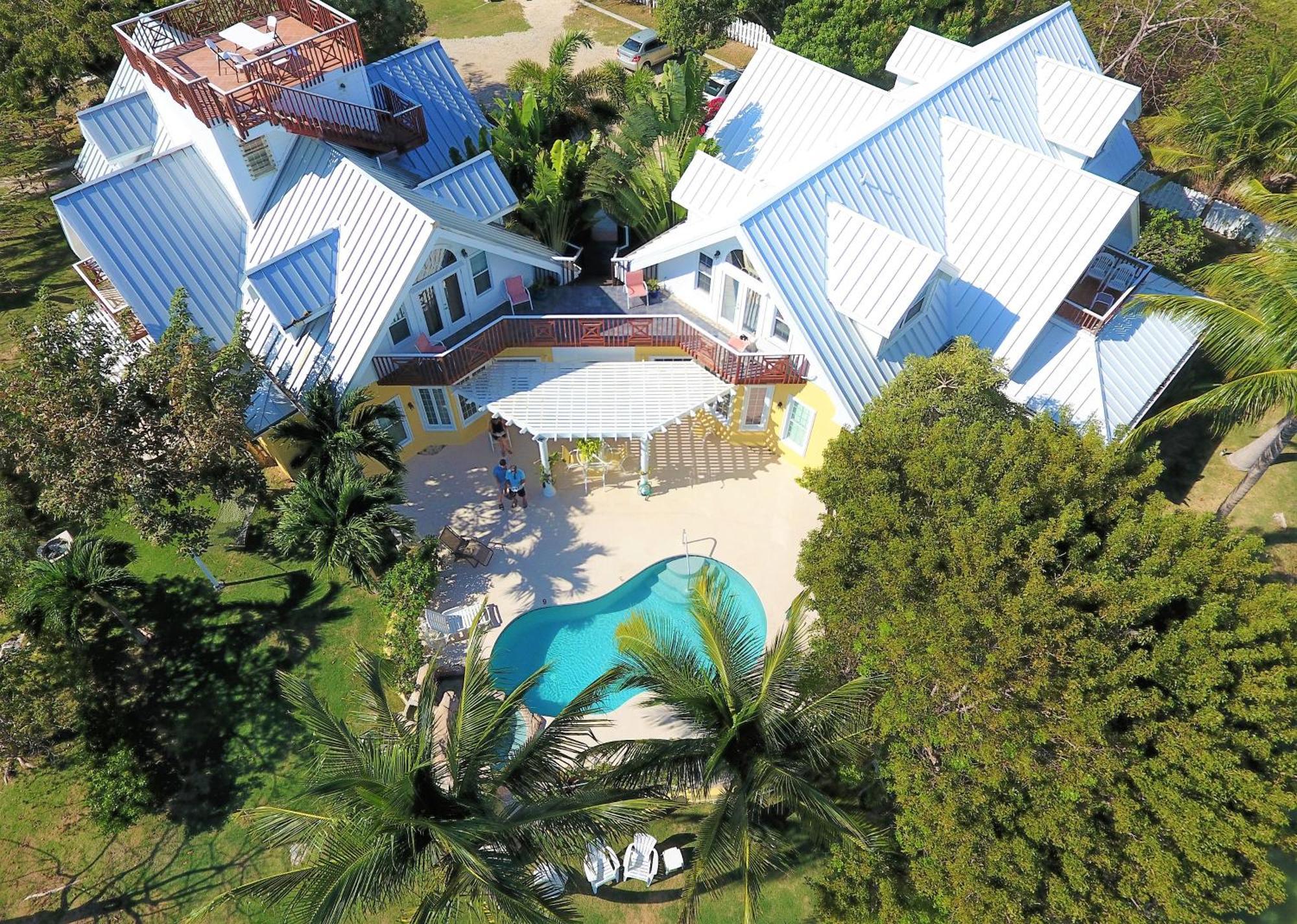 Shangri-La Boutique Bed & Breakfast West Bay Екстериор снимка