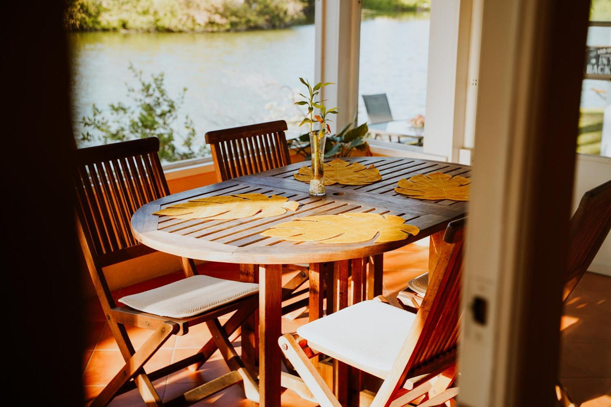 Shangri-La Boutique Bed & Breakfast West Bay Екстериор снимка