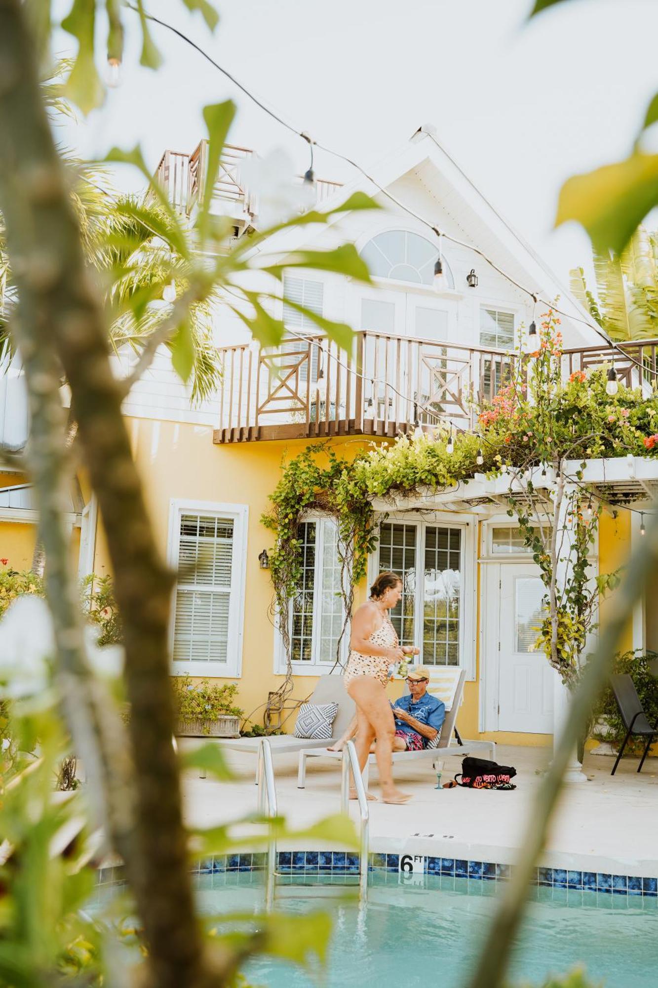 Shangri-La Boutique Bed & Breakfast West Bay Екстериор снимка