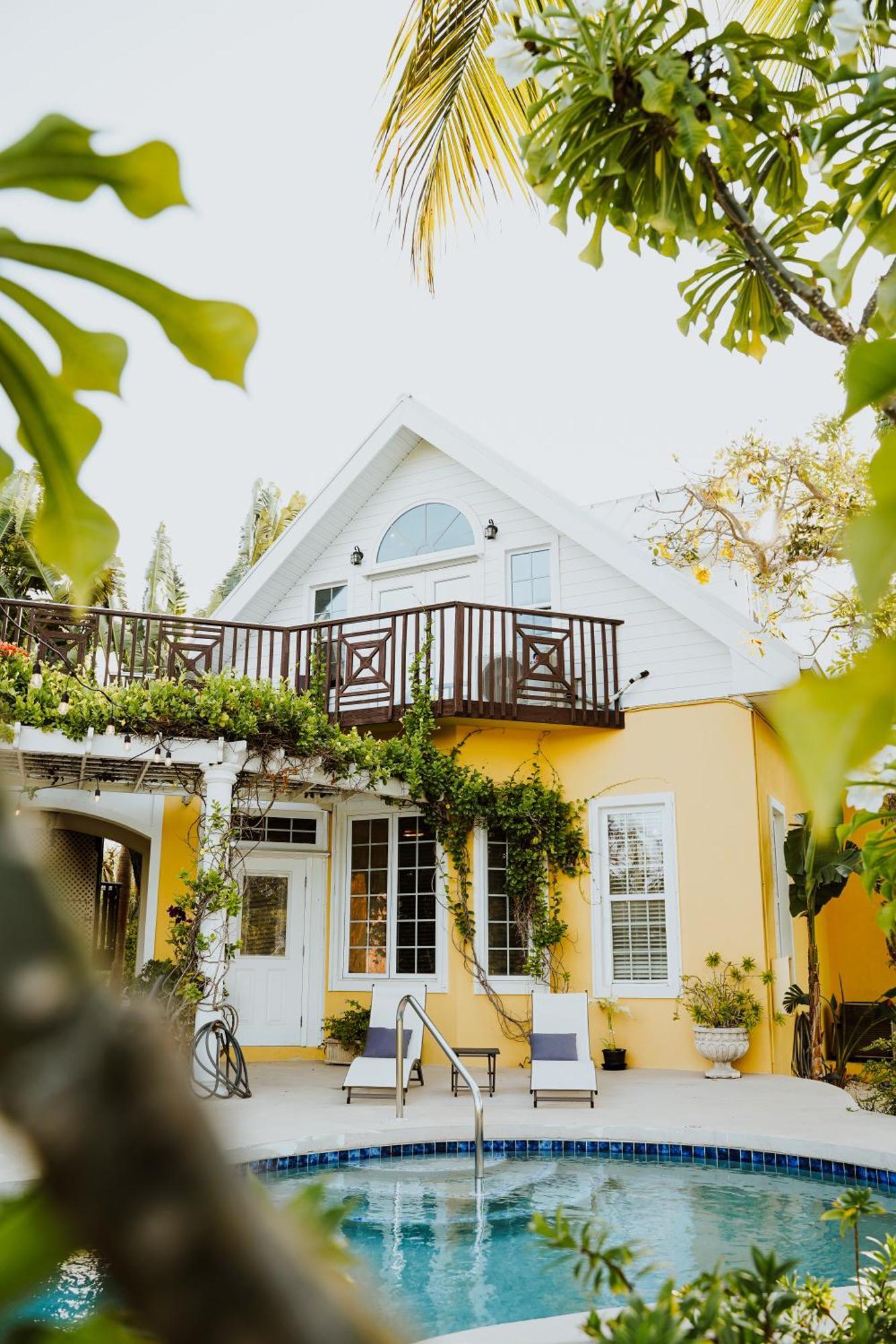 Shangri-La Boutique Bed & Breakfast West Bay Екстериор снимка