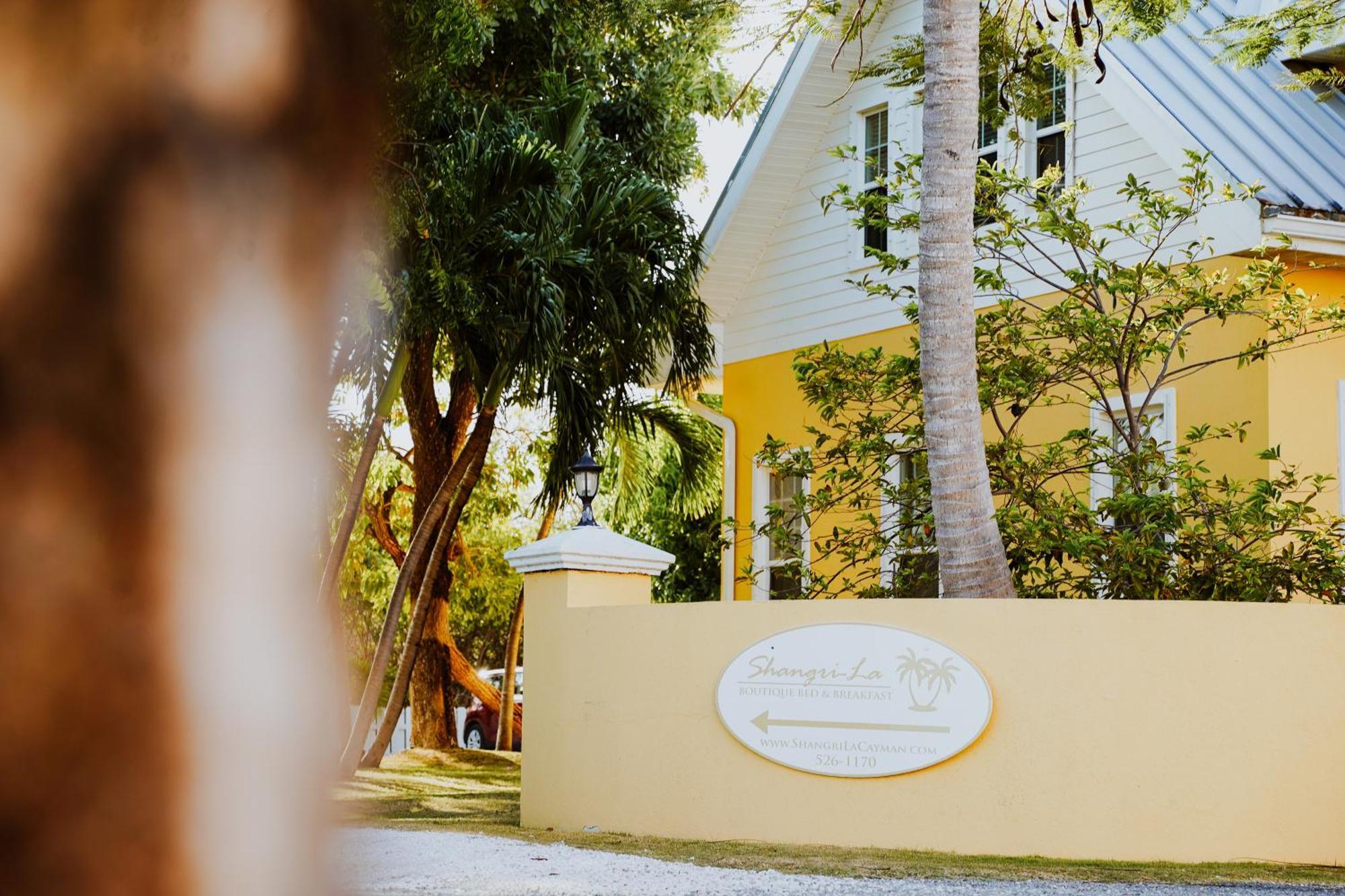 Shangri-La Boutique Bed & Breakfast West Bay Екстериор снимка