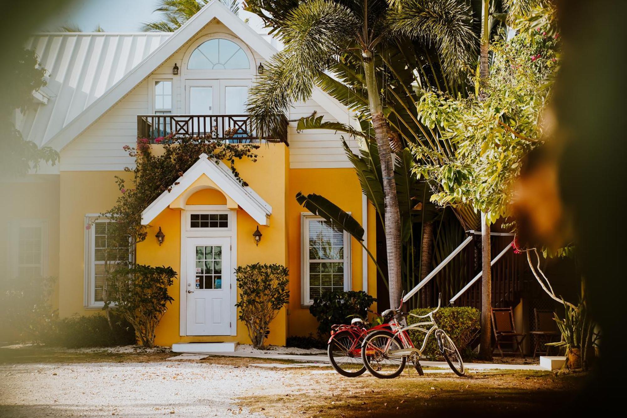 Shangri-La Boutique Bed & Breakfast West Bay Екстериор снимка
