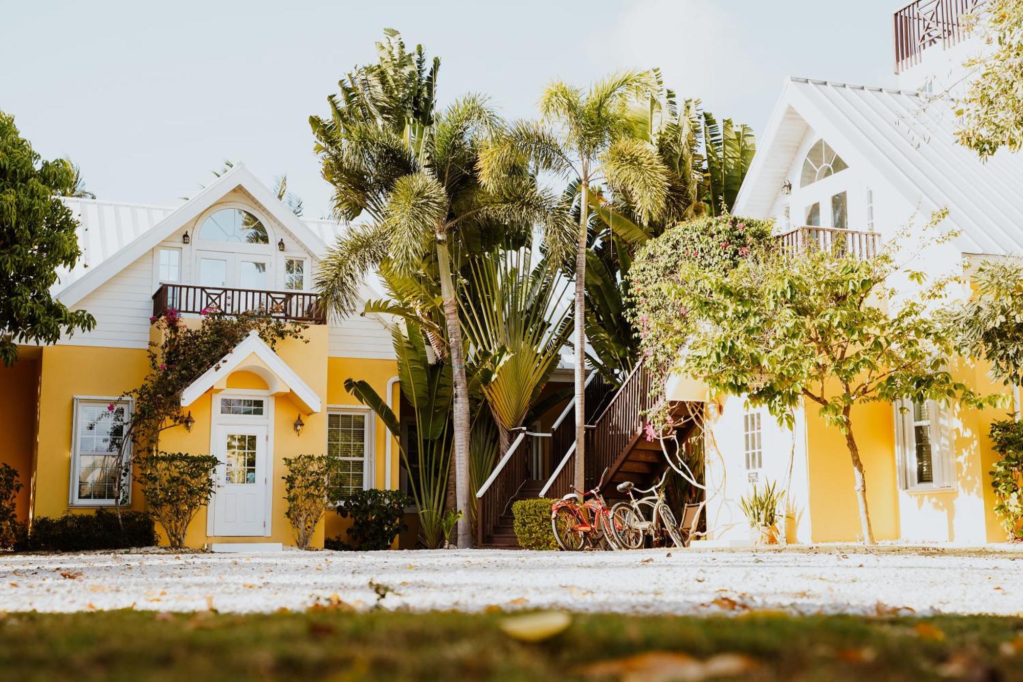 Shangri-La Boutique Bed & Breakfast West Bay Екстериор снимка