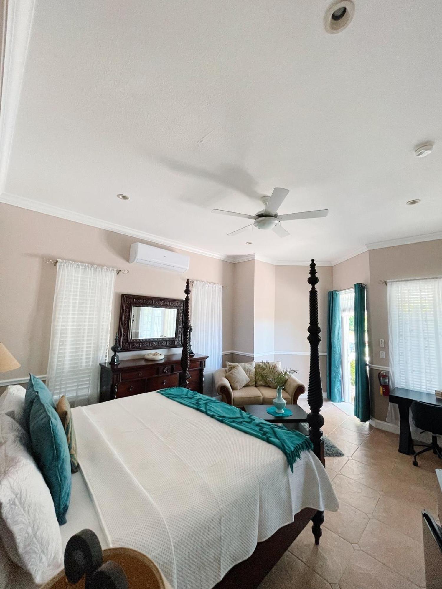 Shangri-La Boutique Bed & Breakfast West Bay Стая снимка