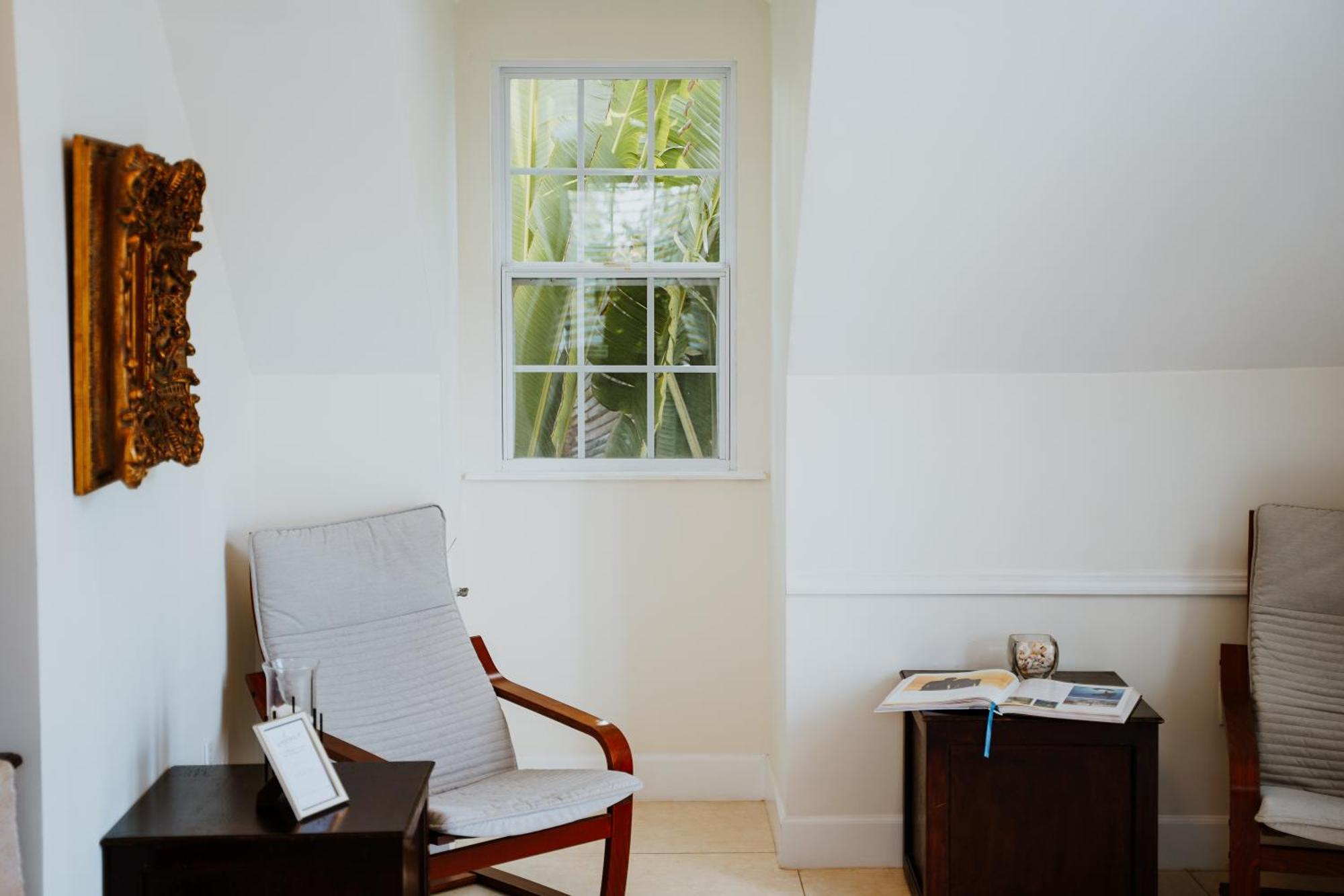 Shangri-La Boutique Bed & Breakfast West Bay Стая снимка