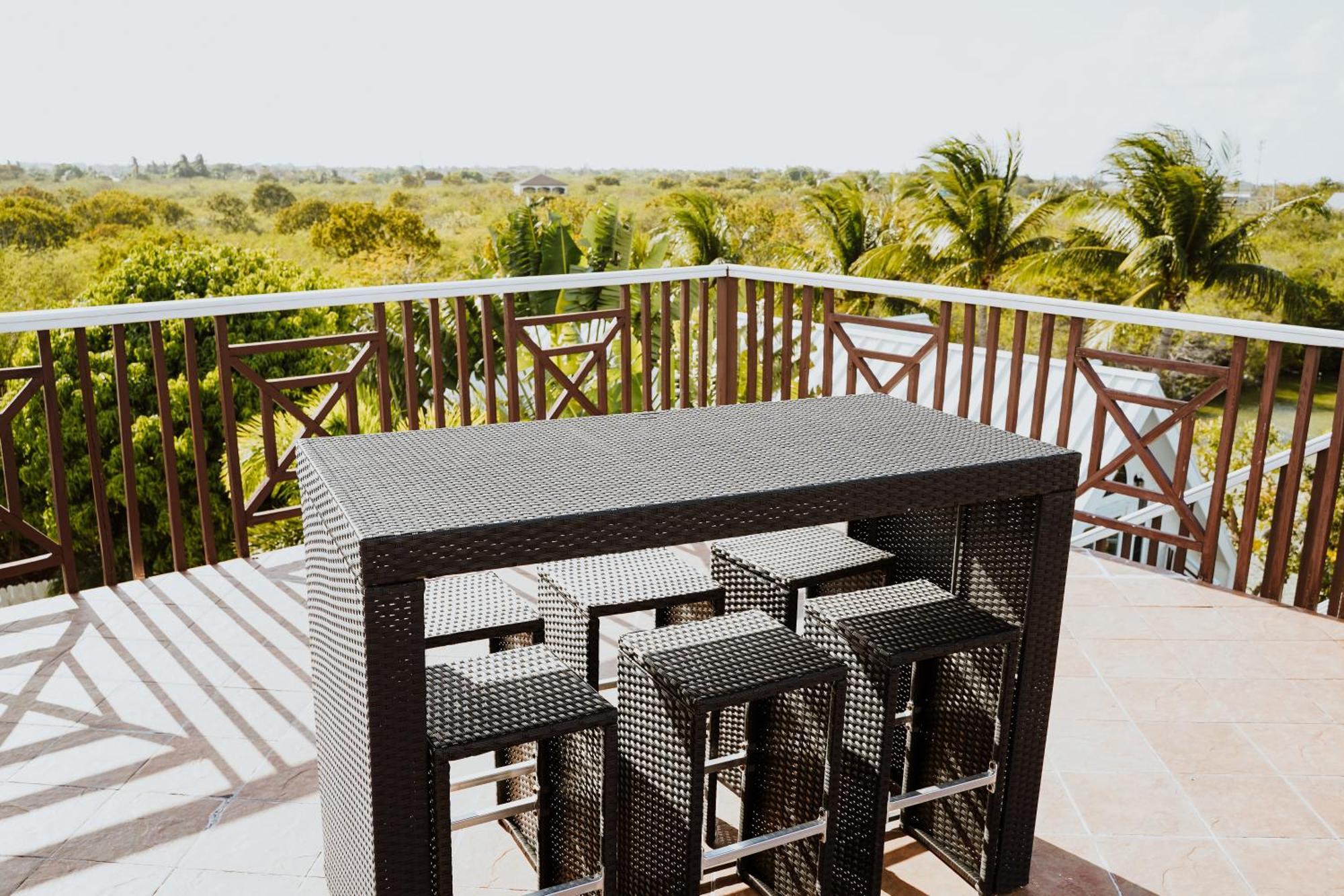 Shangri-La Boutique Bed & Breakfast West Bay Стая снимка