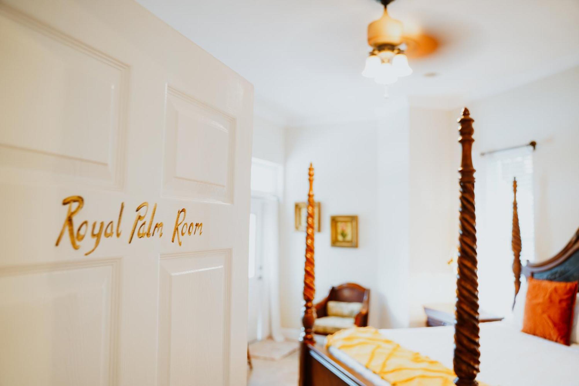 Shangri-La Boutique Bed & Breakfast West Bay Стая снимка