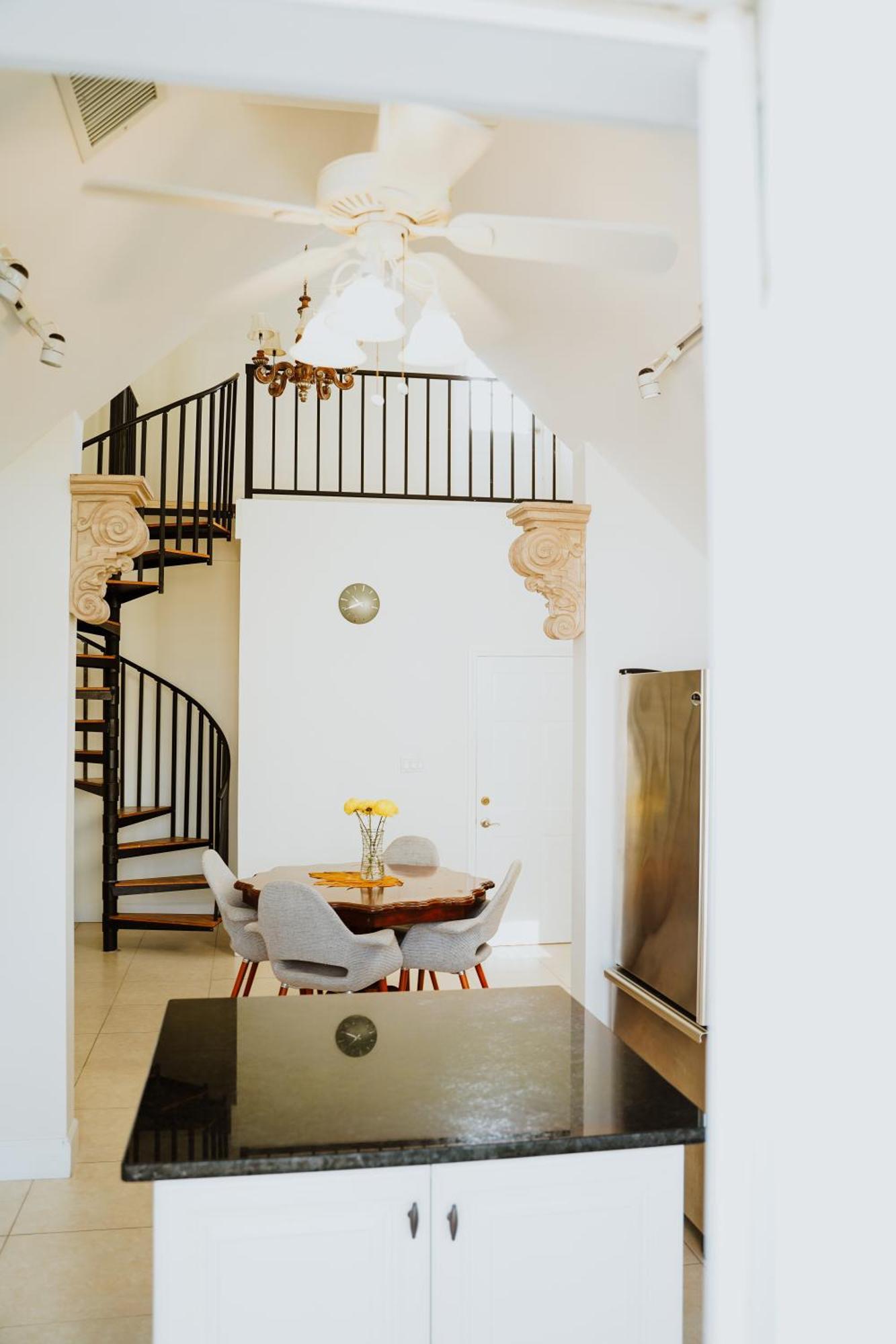 Shangri-La Boutique Bed & Breakfast West Bay Стая снимка