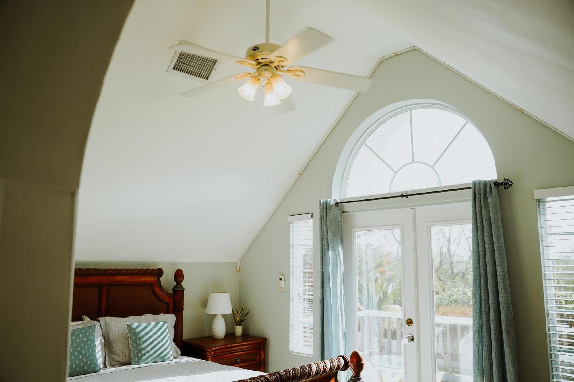 Shangri-La Boutique Bed & Breakfast West Bay Стая снимка