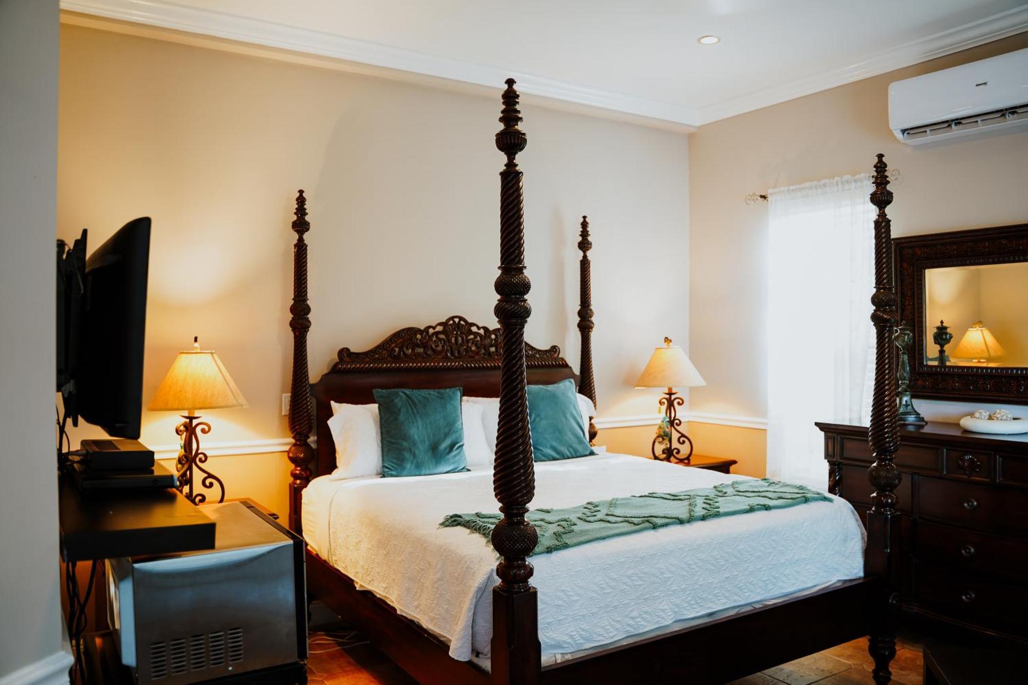 Shangri-La Boutique Bed & Breakfast West Bay Стая снимка