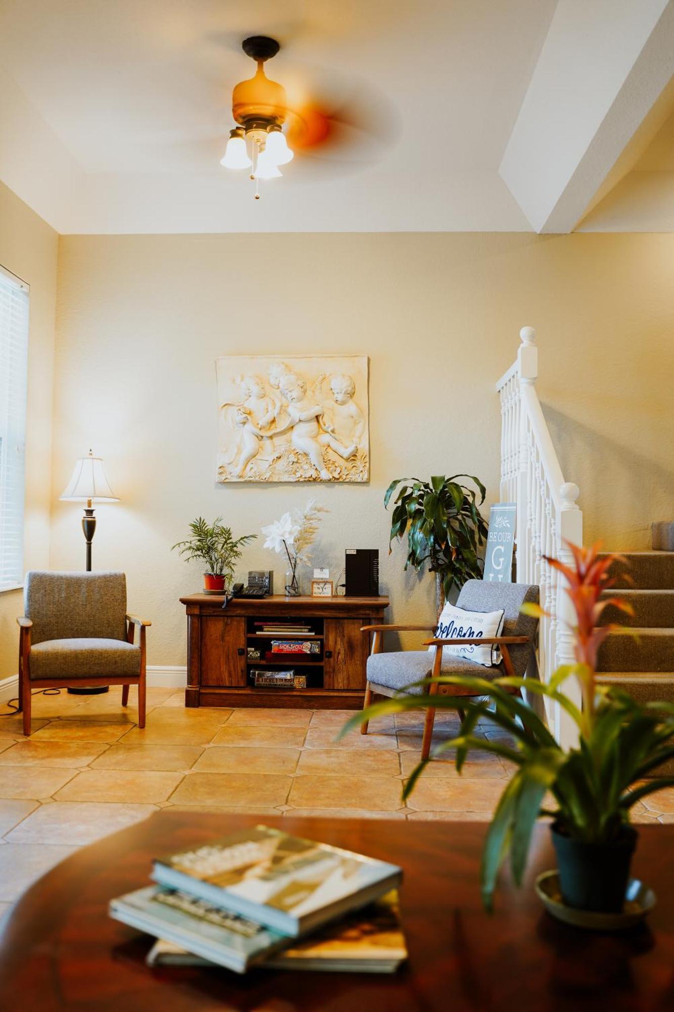 Shangri-La Boutique Bed & Breakfast West Bay Екстериор снимка
