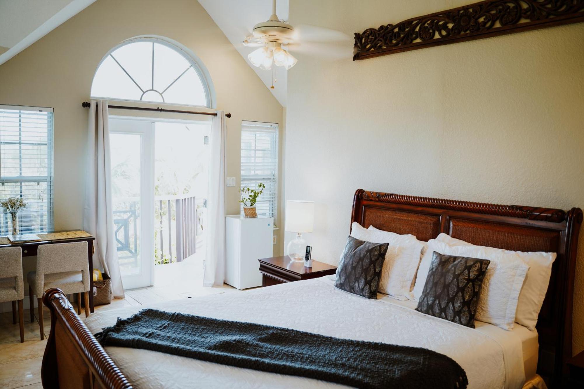 Shangri-La Boutique Bed & Breakfast West Bay Стая снимка