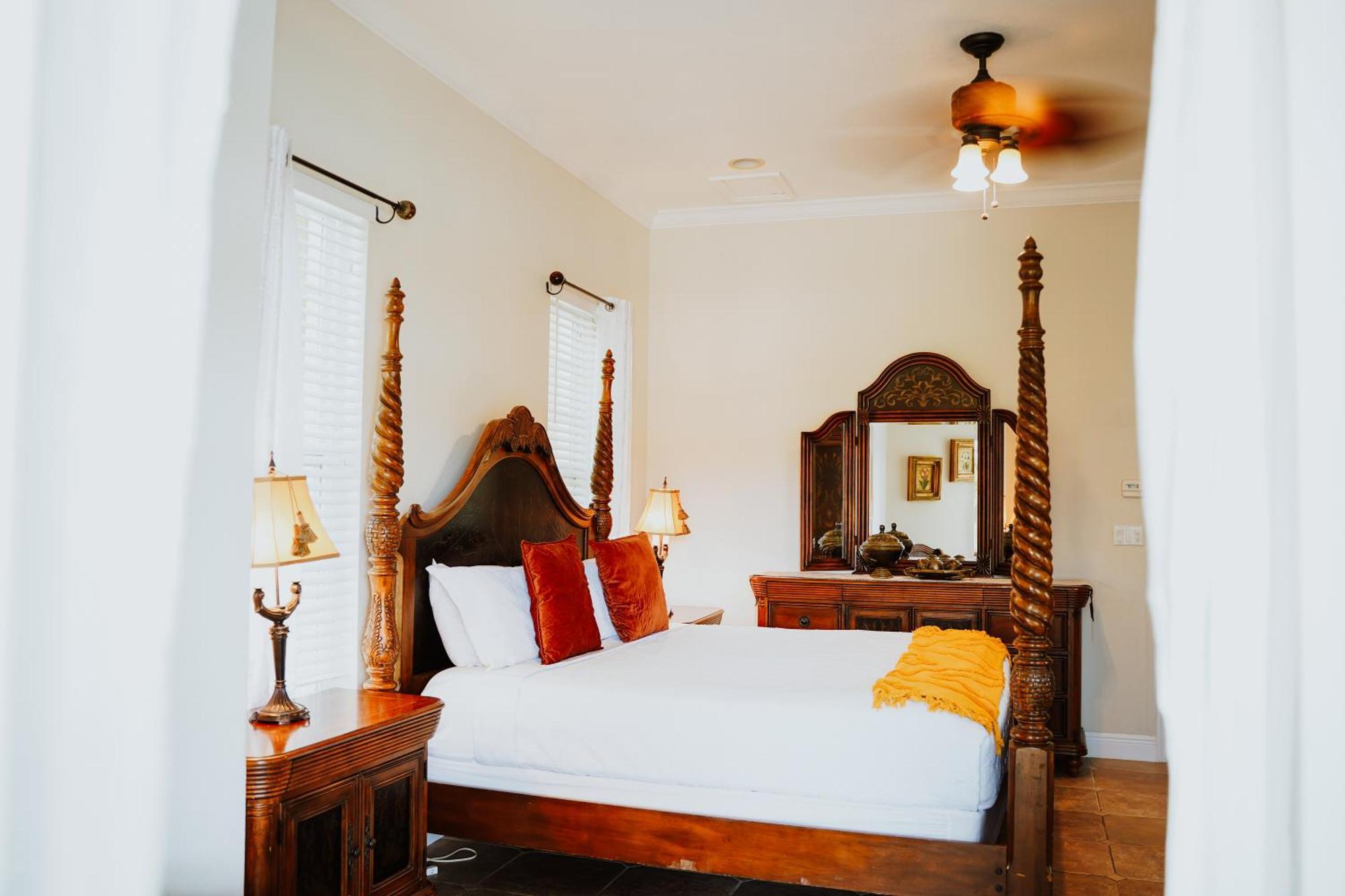 Shangri-La Boutique Bed & Breakfast West Bay Стая снимка