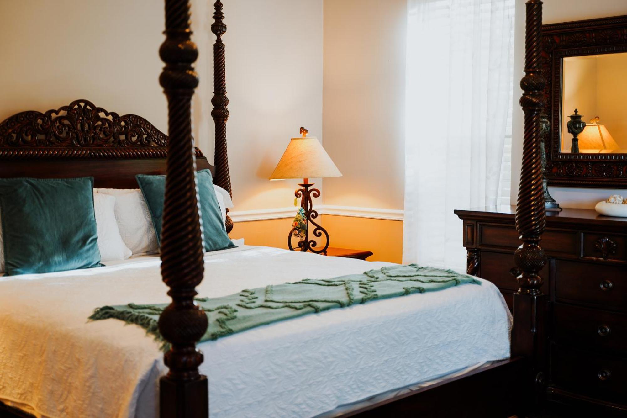 Shangri-La Boutique Bed & Breakfast West Bay Екстериор снимка