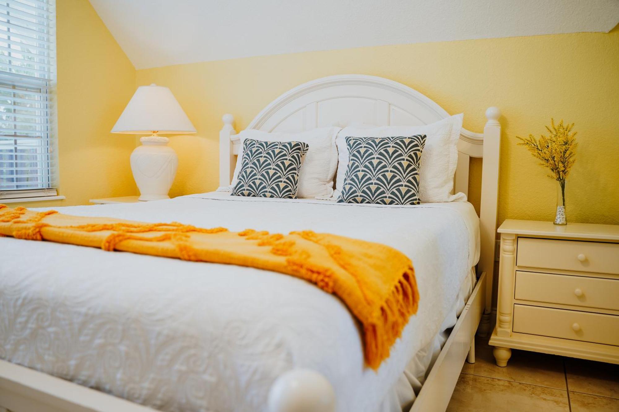 Shangri-La Boutique Bed & Breakfast West Bay Екстериор снимка