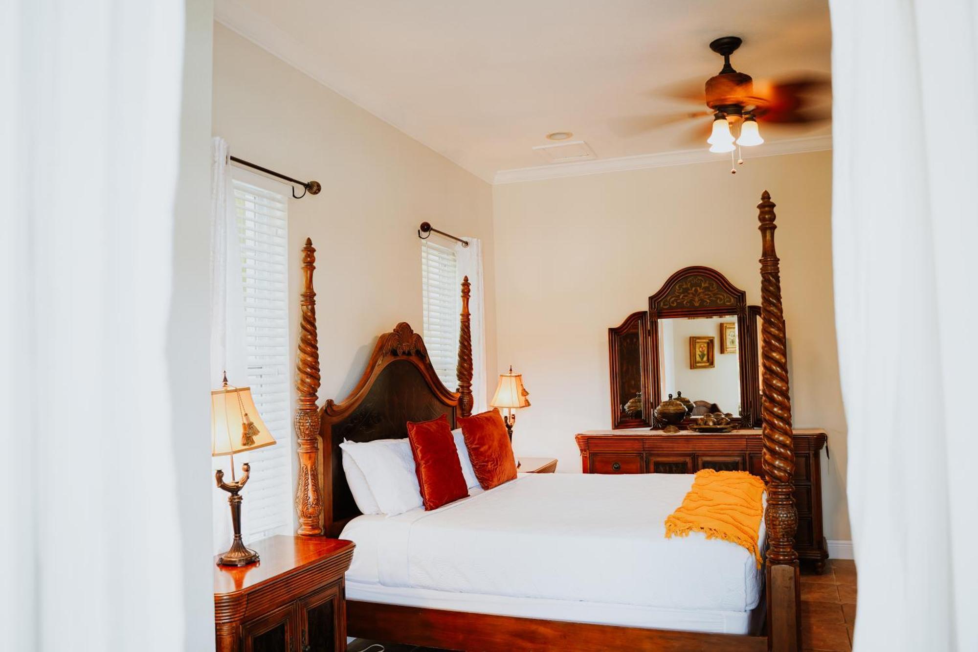 Shangri-La Boutique Bed & Breakfast West Bay Екстериор снимка