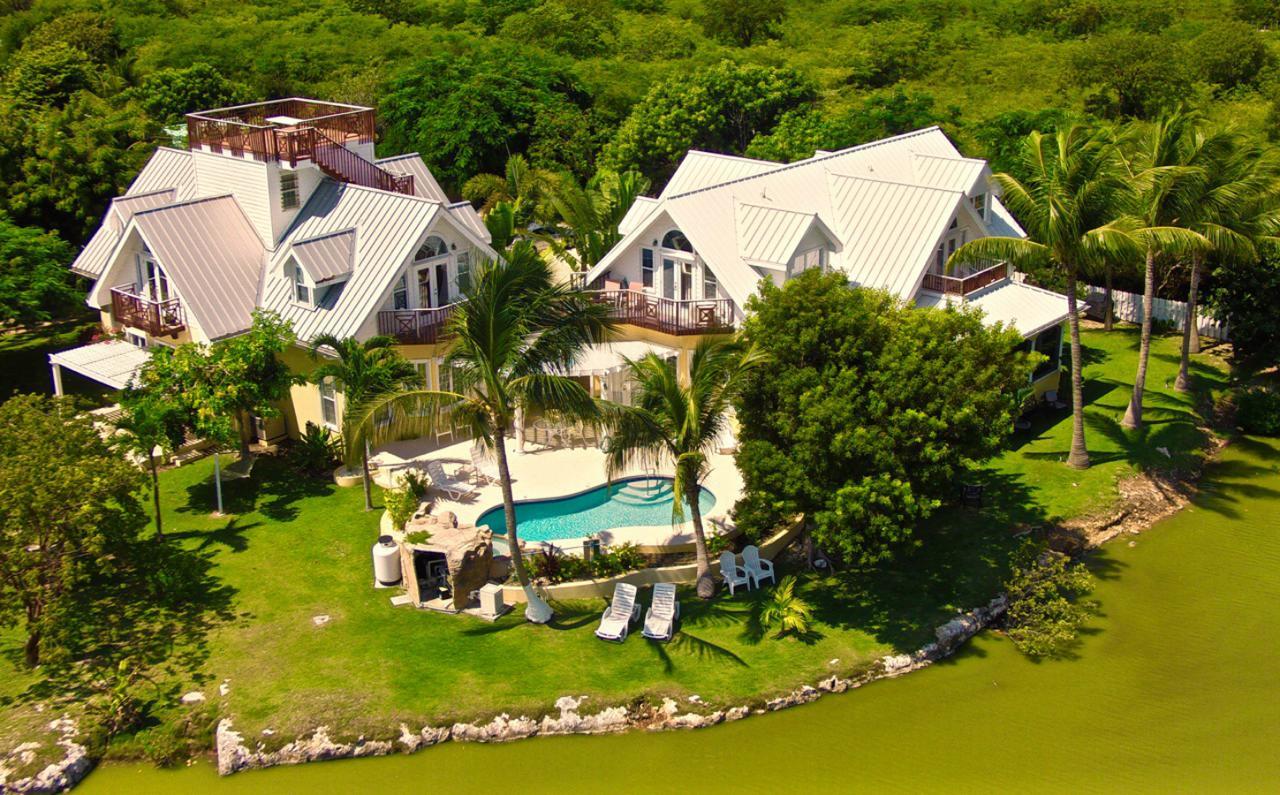 Shangri-La Boutique Bed & Breakfast West Bay Екстериор снимка